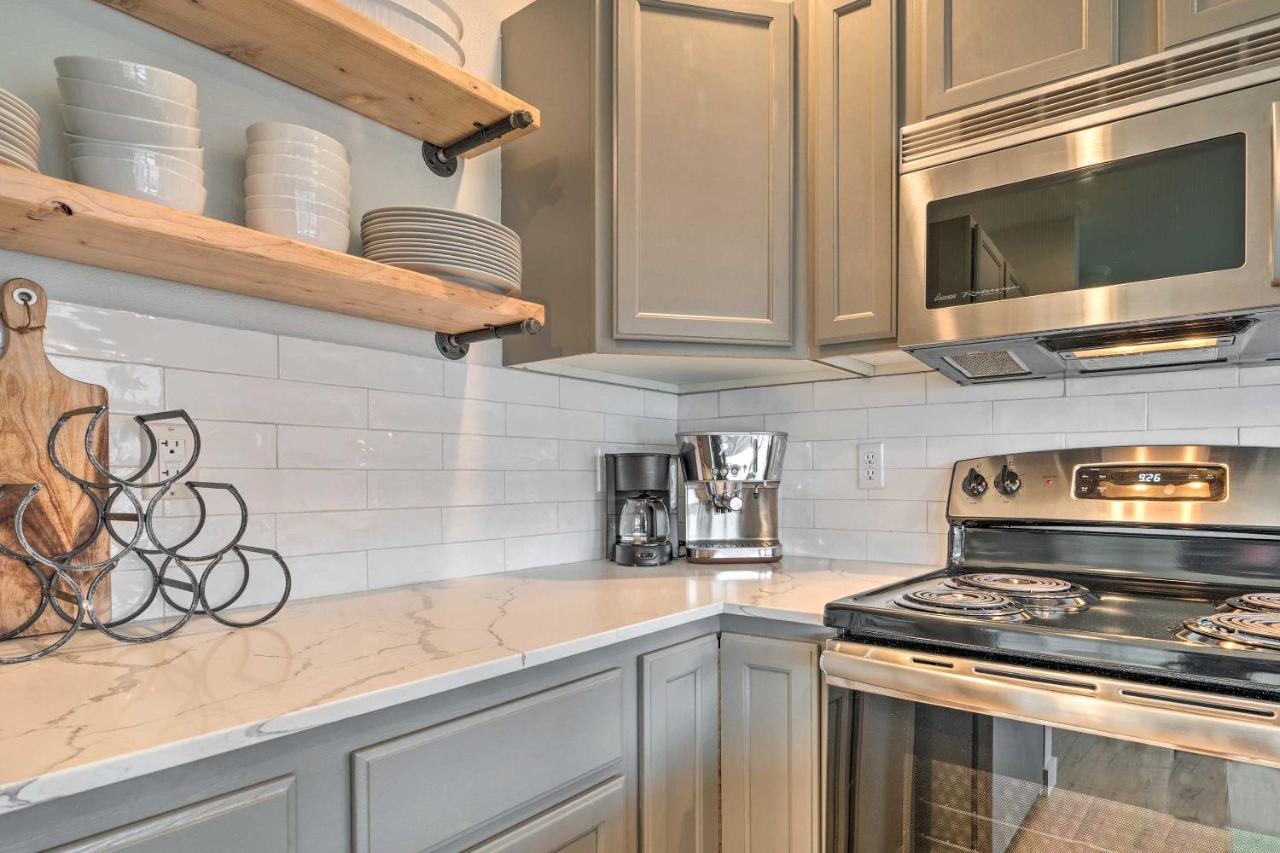 Chic Chelan Condo With Balcony, Walk To Lake And Dtwn! Bagian luar foto